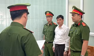 Quảng Bình: Nguyên chủ tịch và cán bộ địa chính xã bị bắt về tội 'Giả mạo trong công tác'