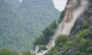 Huy động quân đội nổ mìn phá khối đá 300 tấn 'uy hiếp' nhà dân