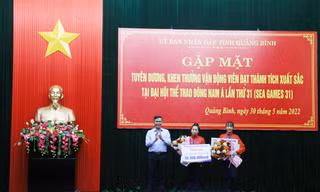 Tỉnh Quảng Bình trao thưởng cho các VĐV xuất sắc tại SEA Games 31