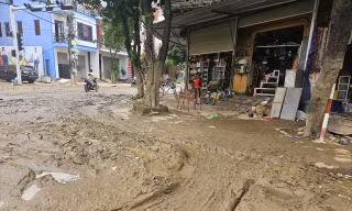 'Rốn lũ' Quảng Bình ngập ngụa trong bùn đất