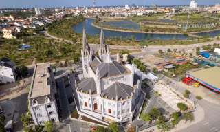 Ngôi thánh đường đẹp như tranh vừa khánh thành giữa lòng TP. Đồng Hới 