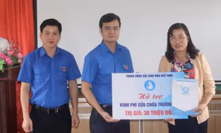 TƯ Đoàn thăm, tặng quà học sinh, sinh viên và người dân vùng lũ