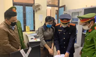 Cơ quan chức năng thực hiện các biện pháp nghiệp vụ tại phòng làm việc của bà Linh (Ảnh do cơ quan CA cung cấp).