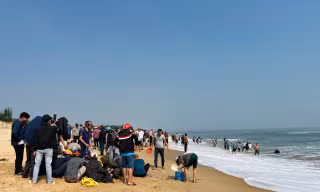 Đi dạo bờ biển nhặt 'lộc trời' lúc tinh mơ, thu tiền triệu mỗi ngày