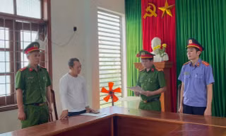 Công ty thuê máy xúc phục vụ công việc, phó tổng giám đốc mang đi bán 