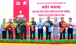 Bàn giao chức trách, nhiệm vụ Chỉ huy trưởng và Chính ủy Bộ Chỉ huy quân sự tỉnh Quảng Trị