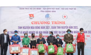 Tặng quà cho bà con vùng khó trong chương trình "Tình nguyện mùa đông 2021" và "Tết vì người nghèo và nạn nhân chất độc da cam" xuân Nhâm Dần 2022