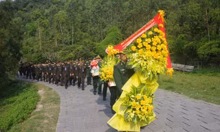 Đoàn đại biểu sĩ quan trẻ Biên phòng Việt Nam – Lào viếng mộ Đại tướng Võ Nguyên Giáp