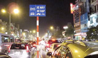Hà Nội quá tải ô tô và xe máy, có nên áp dụng điều kiện: người mua xe phải có gara? Ảnh: Trọng Đảng