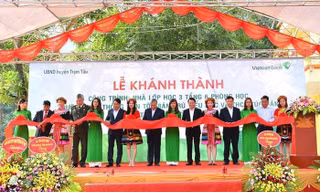 Các đại biểu tham gia cắt băng khánh thành công trình nhà lớp học xã Túc Đán, huyện Trạm Tấu, tỉnh Yên Bái
