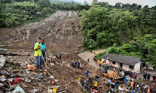 Mọi người tìm kiếm nạn nhân sau vụ lở đất ở Rosas, khu Valle del Cauca, phía Tây Nam Colombia vào ngày 21/4