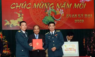 Thủ tướng Nguyễn Xuân Phúc thăm, chúc Tết Sư đoàn Không quân 372