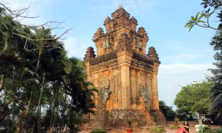 Bác bỏ tin đồn rào song sắt xâm hại Di tích đặc biệt quốc gia Tháp Nhạn