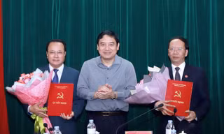 Đồng chí Nguyễn Đắc Vinh trao quyết định và chúc mừng các đồng chí Nguyễn Nam Đình, Bùi Thanh An.