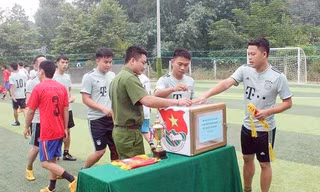 Cầu thủ các đội quyên góp tiền giúp đỡ người nghèo và học sinh gặp hoàn cảnh khó khăn. Ảnh: Công Khang