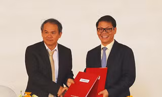 Ông Đoàn Nguyên Đức và Trần Bá Dương ký kết thêm phụ lục hợp đồng. Ảnh: Đắc Thành.
