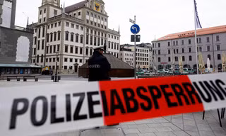 Cảnh sát phong tỏa tòa thị chính tại Augsburg. Ảnh: AFP