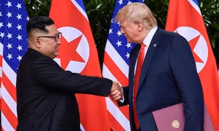 Tổng thống Donald Trump bắt tay nhà lãnh đạo Kim Jong-un trong cuộc gặp tại Singapore ngày 12/6. Ảnh: Reuters