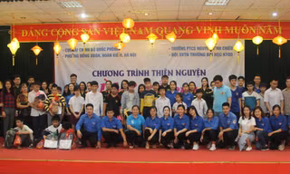 Đại diện các cơ quan tặng quà các em nhỏ khiếm thị