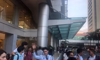 Nhân viên bảo vệ trung tâm Metro Manila yêu cầu mọi người di chuyển đến khu vực mở phía sau. Ảnh: Twitter