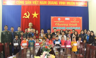 Thăm, tặng quà quân dân đảo Ngọc Vừng