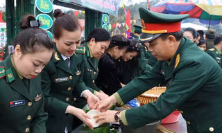 Cán bộ Quân đội gói bánh chưng tặng đồng bào biên giới Lạng Sơn ăn Tết 