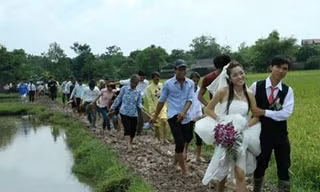 Xôn xao vì cô dâu chú rể lội bùn trong ngày cưới