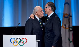 Cựu Chủ tịch FIFA Joao Havelange (trái) qua đời ở tuổi 100. Ảnh: AP