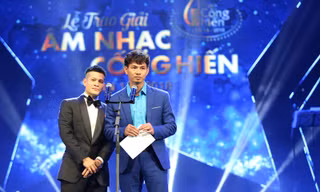 Xuân Bắc và đạo diễn Việt Tú có màn tung hứng đá xéo màn cầu hôn của Trường Giang