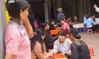 Chục hàng xem tay, xem tướng bao vây trong khu vực đền Gióng Phù Đổng
