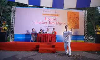 Võ sư biểu diễn võ thuật tại lễ ra mắt sách của võ sư Trần Việt Trung. Ảnh: BẢO HÂN