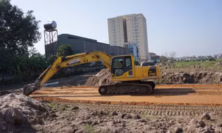 Đơn vị thi công đường vành đai 3.5 bất chấp cảnh báo vẫn san ủi mặt bằng gò Mỏ Phượng và Dền Rắn. Ảnh: FB Di chỉ Vườn chuối