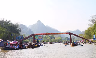 Lượng khách đổ về chùa Hương tăng cao trong ba ngày đầu năm