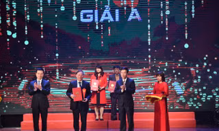 GS.TS. Nguyễn Quang Ngọc đại diện tập thể tác giả lên nhận giải A cho công trình sách do cố GS. Phan Huy Lê tổng chủ biên