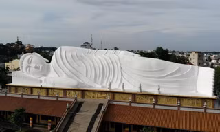 Bức tượng Phật nhập Niết bàn trên mái chùa 300 tuổi ở Bình Dương