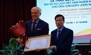 Bộ trưởng VHTTDL trao quyết định bổ nhiệm Đại sứ du lịch VN cho ông Grag Norman. Ảnh: Nguyên Khánh