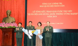 Nhà văn Đỗ Bích Thúy đạt giải Nhì cuộc thi viết về quân đội và quốc phòng