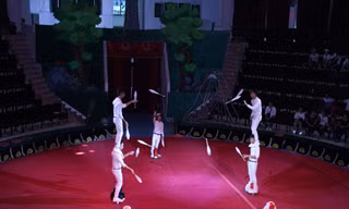 Gần trăm nghệ sĩ xiếc diễu hành tại phố đi bộ Hồ Gươm