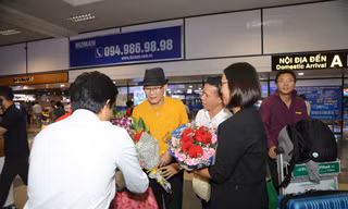 Khán giả đặc biệt đón Tuấn Vũ tại sân bay