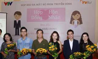 NSND Khải Hưng (giữa) và các diễn viên trong buổi ra mắt phim "Hợp đồng hôn nhân"