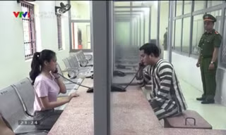 Huệ vào trại tạm giam thăm Khải