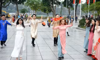 Mặc áo dài nhảy ở bờ Hồ
