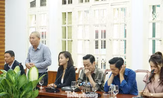 Đạo diễn Nguyễn Danh Dũng và ê kíp Về nhà đi con tri ân khán giả khi nhận bằng khen của Bộ VHTTDL
