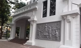 Bức phù điêu ngay cổng trường ĐH Mỹ thuật được gỡ bỏ