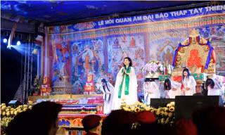 Sao Mai Thu Hằng lần thứ hai đứng trên sân khấu Đại Bảo tháp Mandala Tây Thiên