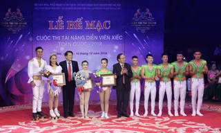 Trao giải cho các nghệ sĩ đạt giải Nhất cuộc thi Tài năng diễn viên xiếc toàn quốc 2018