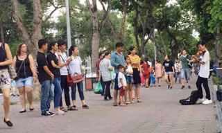 Cậu bé 15 tuổi vẫn thường chơi nhạc ở bờ Hồ