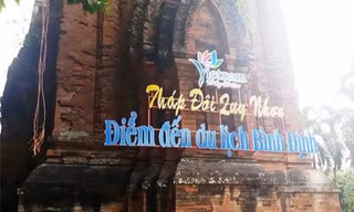 Tháp Chăm ở Bình Định bị khoan, đục và bắt vít treo biển quảng bá du lịch