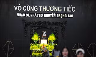 Gia đình, bạn bè tiễn đưa nhà thơ, nhạc sỹ Nguyễn Trọng Tạo. Ảnh: Xuân Tùng