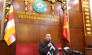 Hoà thượng Thích Gia Quang thay mặt Ban Thường trực Hội đồng Trị sự Giáo hội Phật giáo Việt Nam đọc kết luận về chùa Ba Vàng. Ảnh: Như Ý